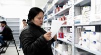 Usuarios recibiendo atención y medicamentos de Nueva EPS en el nuevo punto de salud en Soacha.