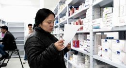 Usuarios recibiendo atención y medicamentos de Nueva EPS en el nuevo punto de salud en Soacha.