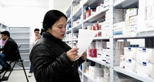 Usuarios recibiendo atención y medicamentos de Nueva EPS en el nuevo punto de salud en Soacha.