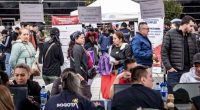 Ciudadanos consultando las ofertas de empleo en Bogotá a través de la Agencia Distrital de Empleo.