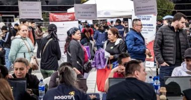 Ciudadanos consultando las ofertas de empleo en Bogotá a través de la Agencia Distrital de Empleo.
