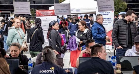 Ciudadanos consultando las ofertas de empleo en Bogotá a través de la Agencia Distrital de Empleo.