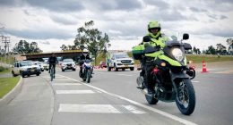 Agentes de tránsito gestionando el reversible en el corredor La Mesa durante el plan retorno.