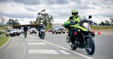 Agentes de tránsito gestionando el reversible en el corredor La Mesa durante el plan retorno.