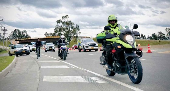 Agentes de tránsito gestionando el reversible en el corredor La Mesa durante el plan retorno.
