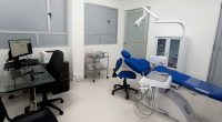 Gobernador de Cundinamarca junto a personal médico durante la entrega de nuevos equipos hospitalarios.