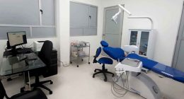 Gobernador de Cundinamarca junto a personal médico durante la entrega de nuevos equipos hospitalarios.
