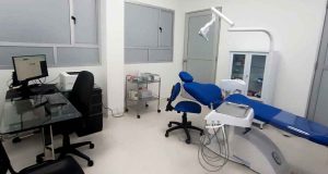 Gobernador de Cundinamarca junto a personal médico durante la entrega de nuevos equipos hospitalarios.