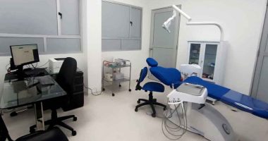 Gobernador de Cundinamarca junto a personal médico durante la entrega de nuevos equipos hospitalarios.