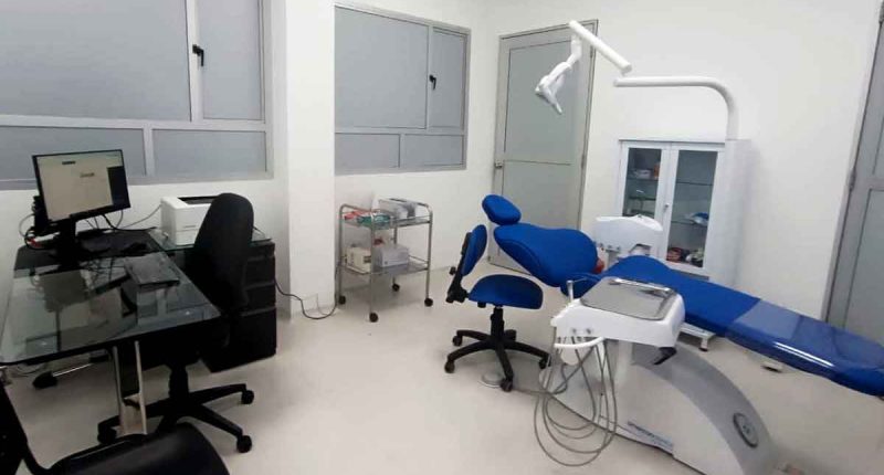 Gobernador de Cundinamarca junto a personal médico durante la entrega de nuevos equipos hospitalarios.