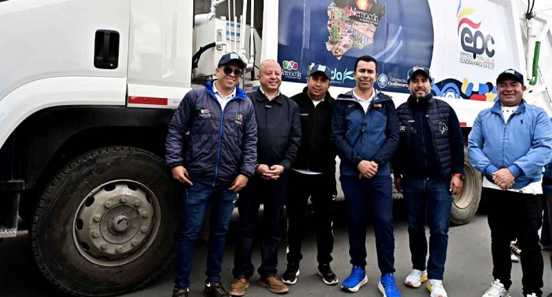 Gobernador de Cundinamarca y autoridades locales entregando el nuevo camión compactador en Nemocón.