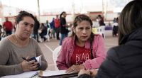 Ciudadanos recibiendo atención en la jornada de servicios institucionales en el Centro Cívico de Soacha.