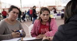 Ciudadanos recibiendo atención en la jornada de servicios institucionales en el Centro Cívico de Soacha.