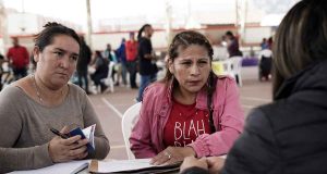 Ciudadanos recibiendo atención en la jornada de servicios institucionales en el Centro Cívico de Soacha.