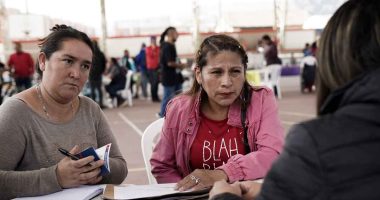 Ciudadanos recibiendo atención en la jornada de servicios institucionales en el Centro Cívico de Soacha.