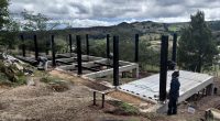 Estudiantes y autoridades supervisando el avance de la granja educativa en Suesca, Cundinamarca.
