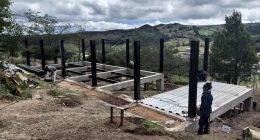 Estudiantes y autoridades supervisando el avance de la granja educativa en Suesca, Cundinamarca.