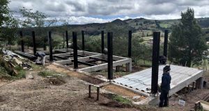 Estudiantes y autoridades supervisando el avance de la granja educativa en Suesca, Cundinamarca.