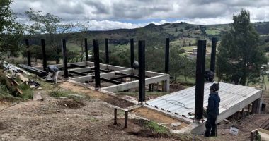 Estudiantes y autoridades supervisando el avance de la granja educativa en Suesca, Cundinamarca.