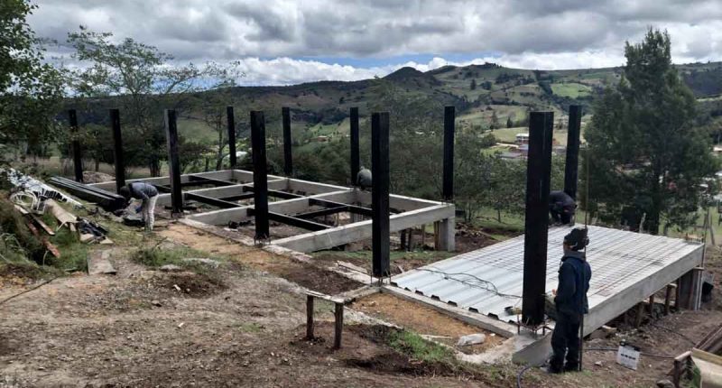 Estudiantes y autoridades supervisando el avance de la granja educativa en Suesca, Cundinamarca.