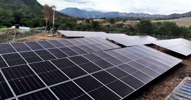 Instalación de paneles solares en la planta de tratamiento de agua del acueducto "Jenaguas".