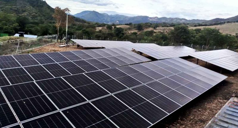 Instalación de paneles solares en la planta de tratamiento de agua del acueducto "Jenaguas".
