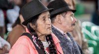 Gobernador Jorge Emilio Rey Ángel compartiendo con campesinos en cultivo de Cundinamarca.