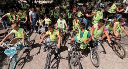 Estudiantes en Cundinamarca participando en la estrategia de movilidad activa y segura.