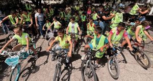 Estudiantes en Cundinamarca participando en la estrategia de movilidad activa y segura.