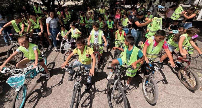 Estudiantes en Cundinamarca participando en la estrategia de movilidad activa y segura.