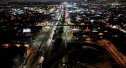 Agentes de tránsito y drones monitoreando el flujo vehicular en las vías de Cundinamarca.