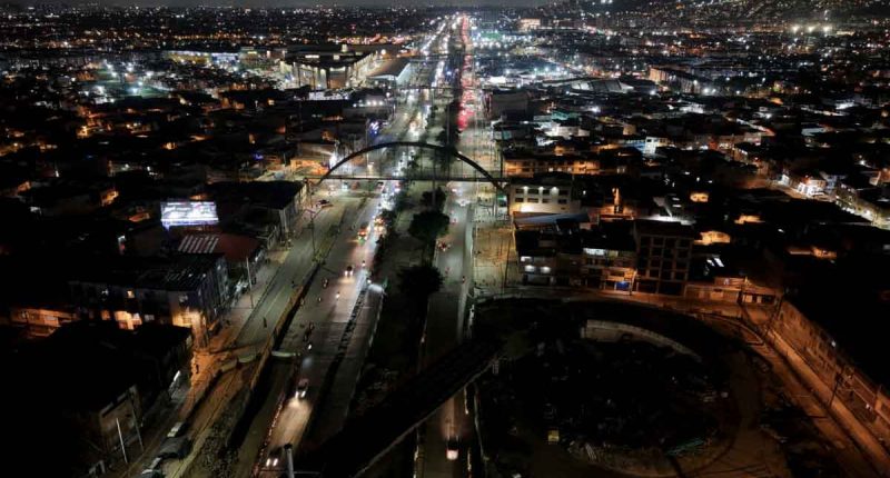 Agentes de tránsito y drones monitoreando el flujo vehicular en las vías de Cundinamarca.