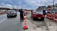 Agentes de tránsito en la Autopista Sur de Soacha regulando el tráfico vehicular.