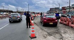 Agentes de tránsito en la Autopista Sur de Soacha regulando el tráfico vehicular.