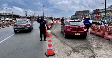 Agentes de tránsito en la Autopista Sur de Soacha regulando el tráfico vehicular.