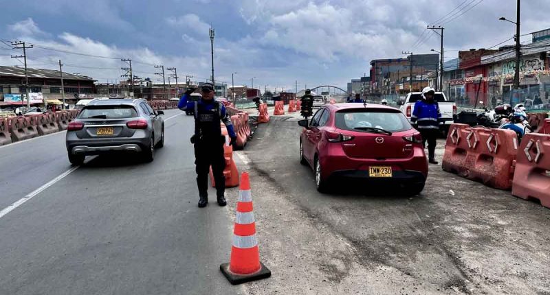 Agentes de tránsito en la Autopista Sur de Soacha regulando el tráfico vehicular.