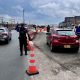 Agentes de tránsito en la Autopista Sur de Soacha regulando el tráfico vehicular.