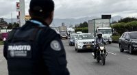 Agentes de tránsito de Cundinamarca gestionando el tráfico en el sector de Soacha durante el plan retorno.