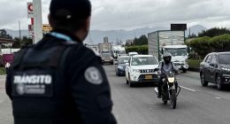 Agentes de tránsito de Cundinamarca gestionando el tráfico en el sector de Soacha durante el plan retorno.