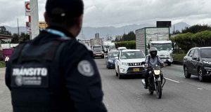 Agentes de tránsito de Cundinamarca gestionando el tráfico en el sector de Soacha durante el plan retorno.