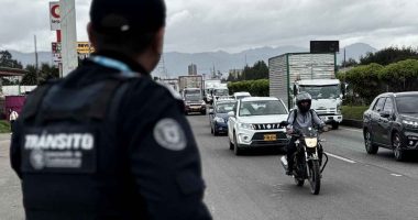 Agentes de tránsito de Cundinamarca gestionando el tráfico en el sector de Soacha durante el plan retorno.