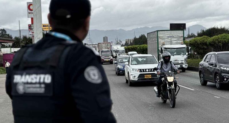 Agentes de tránsito de Cundinamarca gestionando el tráfico en el sector de Soacha durante el plan retorno.