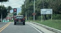 Agentes de tránsito de Cundinamarca controlando el flujo vehicular durante el plan retorno.