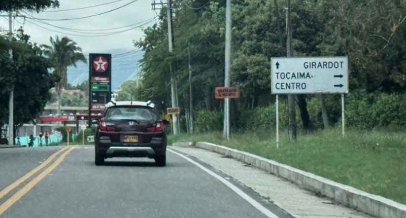 Agentes de tránsito de Cundinamarca controlando el flujo vehicular durante el plan retorno.