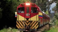 Maquinaria y operarios trabajando en la rehabilitación de la carrilera férrea hacia Nemocón.