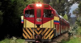 Maquinaria y operarios trabajando en la rehabilitación de la carrilera férrea hacia Nemocón.