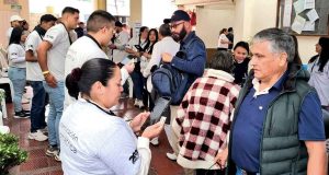 Ciudadanos validando su identidad con reconocimiento facial en un puesto de votación para promover la inclusión social en Cundinamarca.