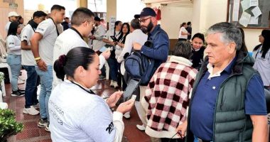 Ciudadanos validando su identidad con reconocimiento facial en un puesto de votación para promover la inclusión social en Cundinamarca.