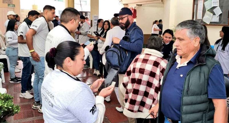 Ciudadanos validando su identidad con reconocimiento facial en un puesto de votación para promover la inclusión social en Cundinamarca.