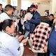 Ciudadanos validando su identidad con reconocimiento facial en un puesto de votación para promover la inclusión social en Cundinamarca.
